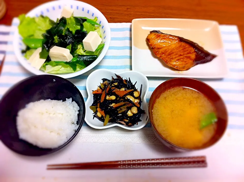 ぶりの照り焼き、ひじきの煮物、豆腐サラダ、えんどう豆の味噌汁|カナエさん