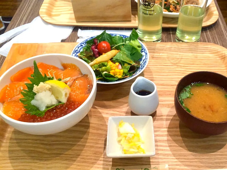 Snapdishの料理写真:いくらサーモン丼|しげさん