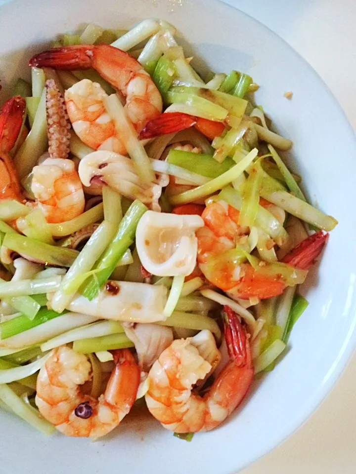 Stir fry yellow chives with prawns and squids|12Dragonさん