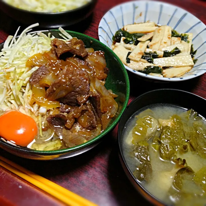 Snapdishの料理写真:牛カルビ丼＆長芋とわかめの酢の物＆高菜と油揚げの味噌汁|ともえさん