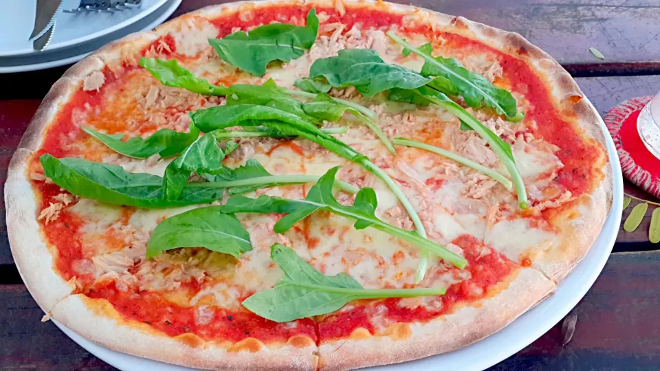 Tuna pizza with rocket|anthony williamさん