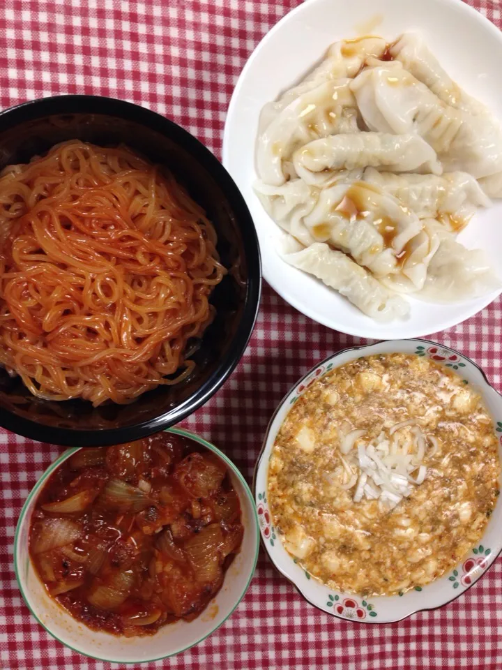 Snapdishの料理写真:麻婆豆腐  エビチリ  水餃子  ビビン麺|ひとみんさん