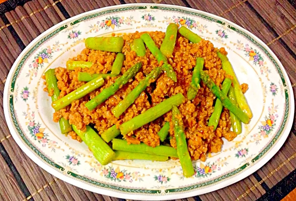 Asparagus with spicy minced pork|Karen Leeさん