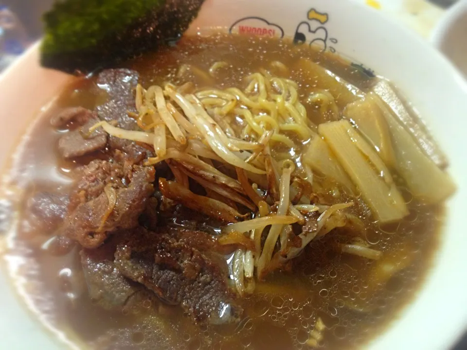 焼豚の代わりにジンギスカン肉をのせた醤油ラーメン。|shenhuaさん