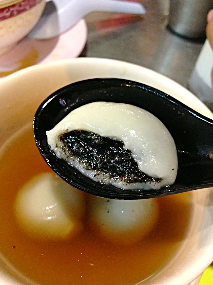 Black sesame dumbling within ginger tea|PhUnGさん