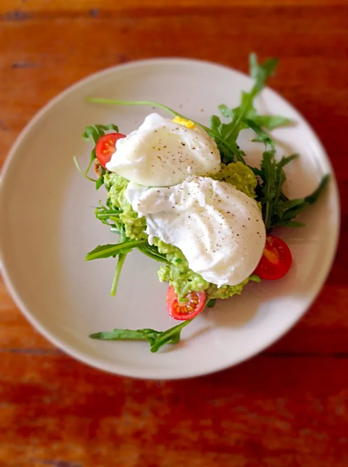 Poached eggs on avocado and feta mash, with rocket and cherry tomatoes|Mistaleさん