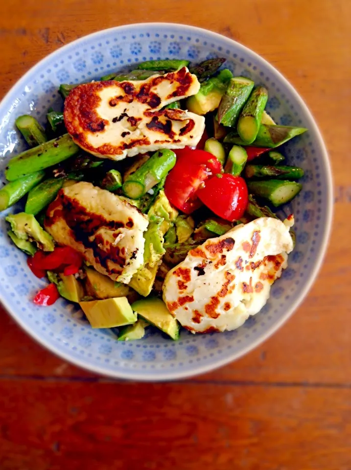 Halloumi salad with cherry tomatoes, asparagus and avocado|Mistaleさん