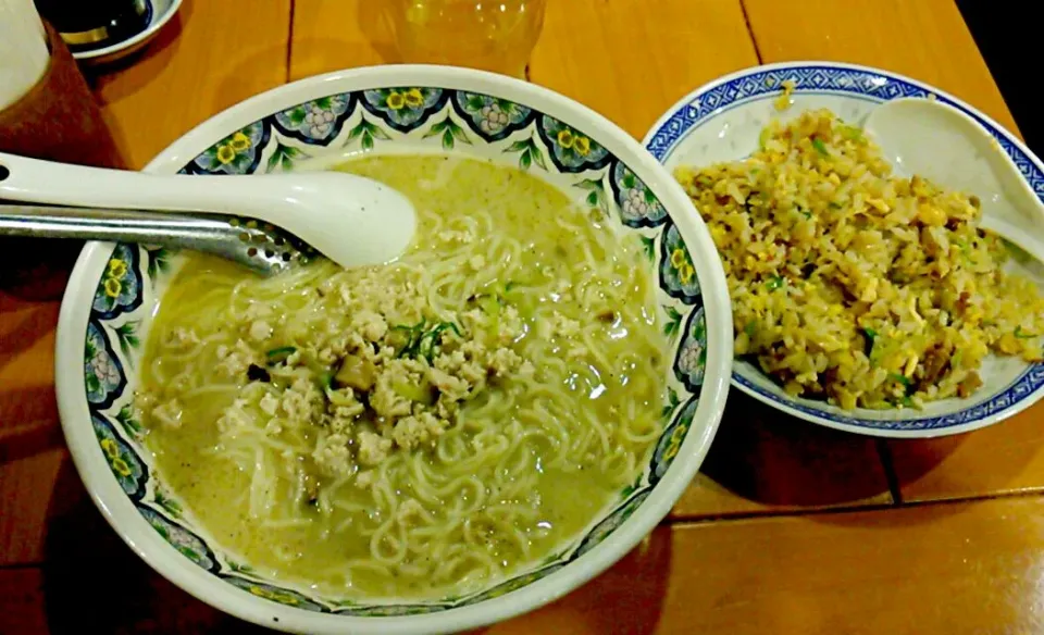 揚州商人にて…

揚州濃厚塩ラーメン＆炒飯セット|ラィトさん