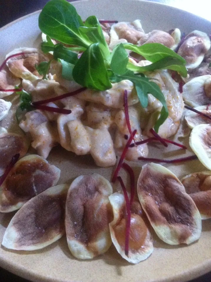 Émincé de volaille flambé au #Bas #Armagnac sauce crémée aux Piments D'Espelette, Pomme Chips salade de roquette, de mâche et de betterave rouge|PHILIPPEさん