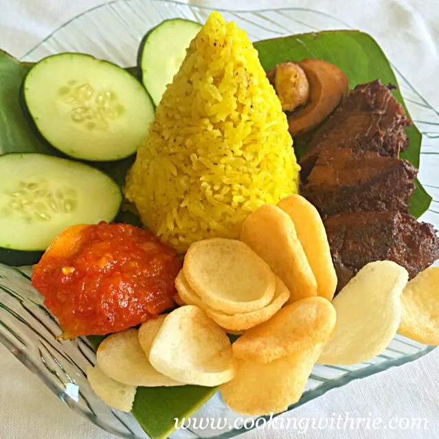 Simple lunch today: Nasi Kuning, Tahu telur pindang, sambal dan kerupuk.. Selamat makan|rie simsさん