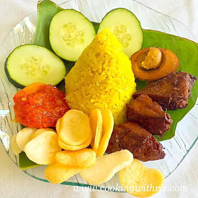 Nasi Kuning, Tahu Telur Pindang, Sambal dan kerupuk|rie simsさん