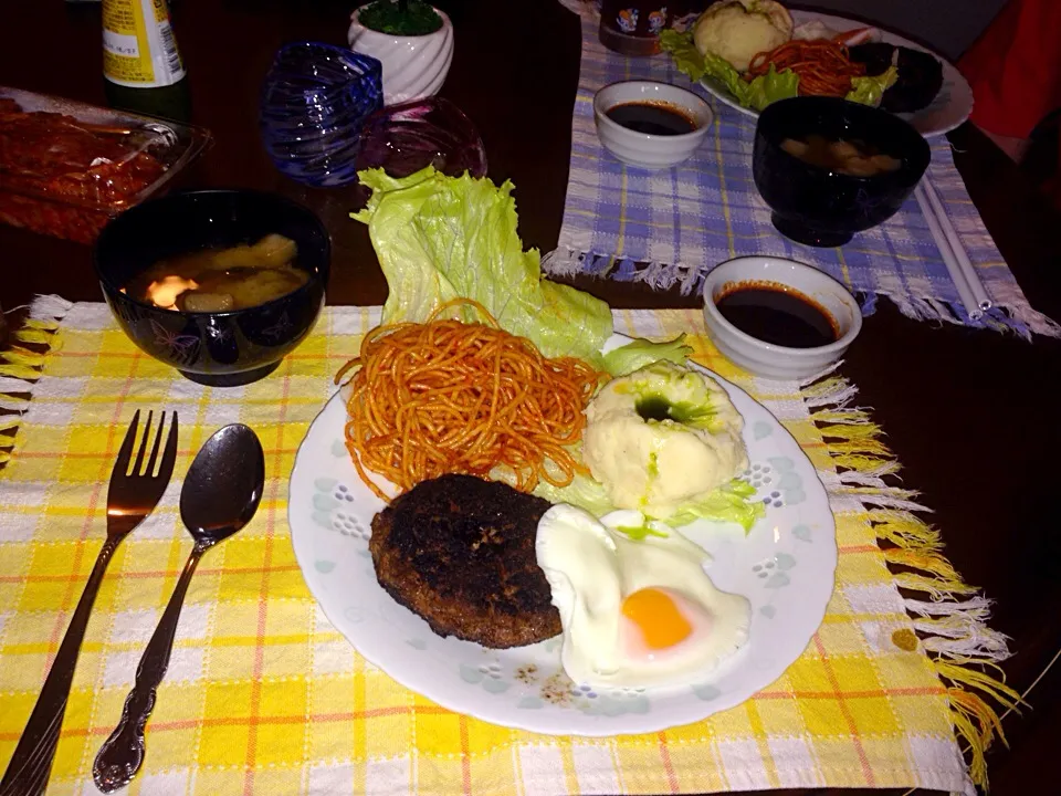 ハンバーグステーキ手づくりソースと目玉焼きとケチャップパスタとチーズ入りポテサラバジルソースかけとお麩とワカメの味噌汁 笑|Obatakaoriさん