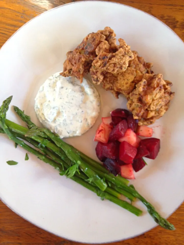 cauliflower fritters, beet salad, asparagus, and lime aioli|Matthew Cashenさん