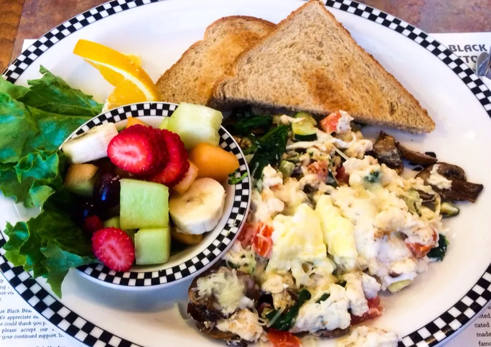 Veggie Omlette with Fruit from Black Bear Diner|sooprcoolchicaさん