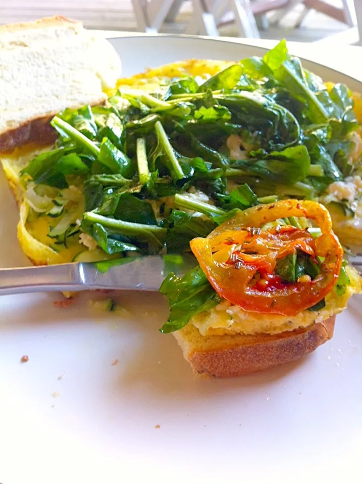 Omelette w rucola, ricotta, zucchini, tomato n toast|susan laiさん