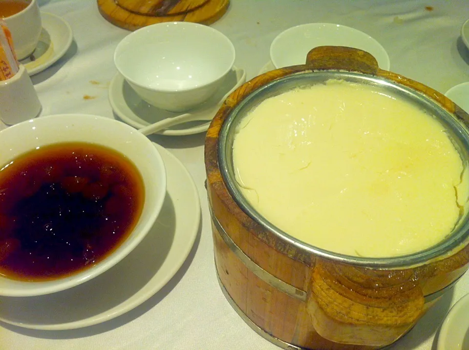 Bean curd pudding in wooden bucket served with sweetened longan & beans|skyblueさん