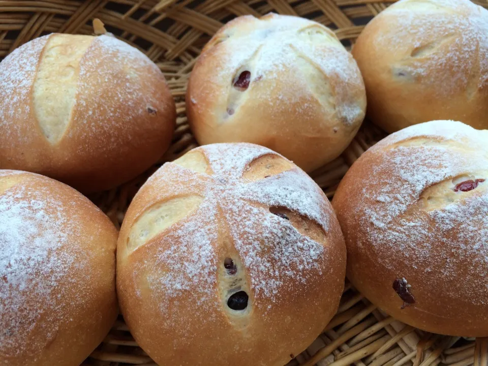 ともさんの料理 クランベリーとクリチのソフトパン♪…なおさんのすずらんさんのクープ真似っこです💕|naoさん