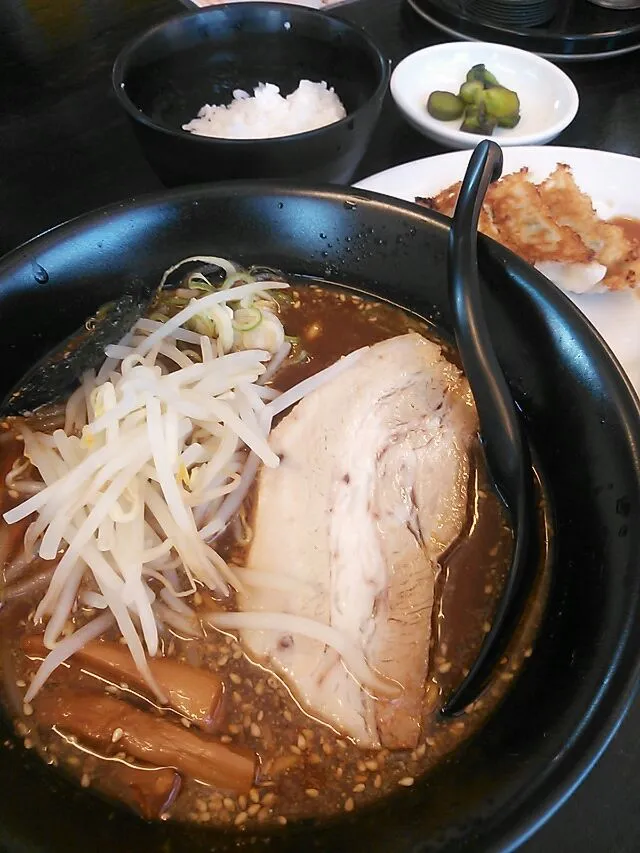 Snapdishの料理写真:石川県金沢の”らーめんふくひさ”の、
ラーメンぎょうざセット☆
こってりラーメンをチョイス♪|Kayo Matsudaさん