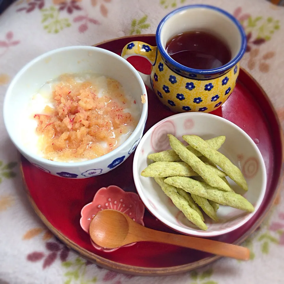 Snapdishの料理写真:おやつ♡紅茶とすりおろしりんごヨーグルト＆豆スナック♫|k114aさん