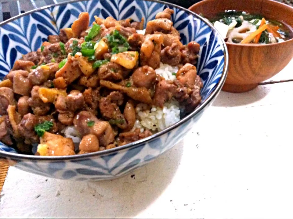 かしわバター丼 と 味噌汁|よしさん