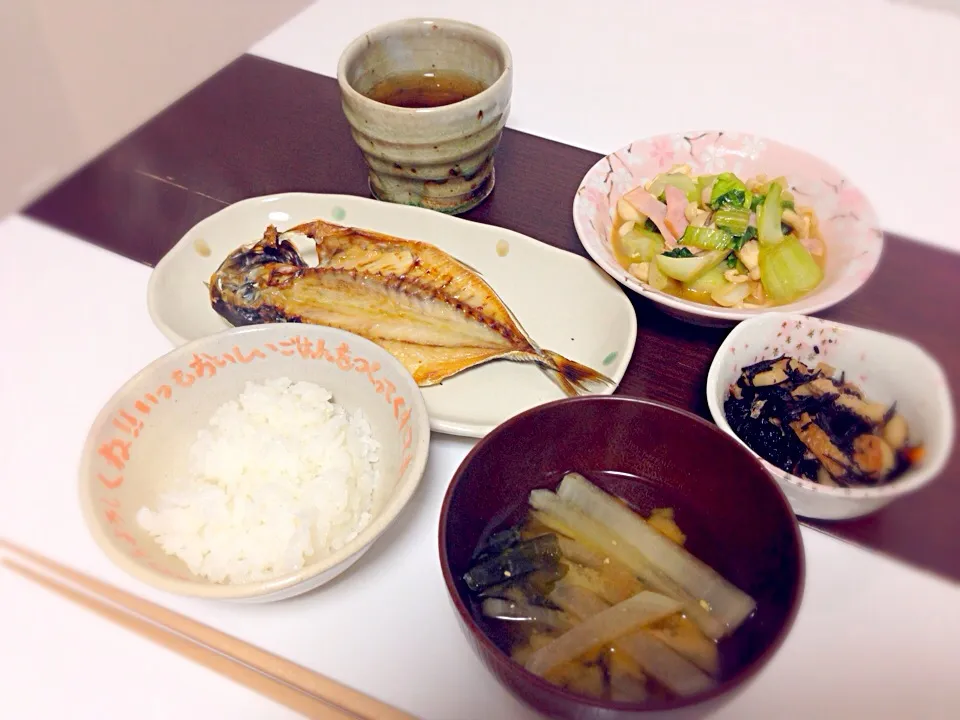 ご飯、味噌汁、鯵の干物、ひじきの煮物、青梗菜とブナピーのバター炒め|ちびいさん