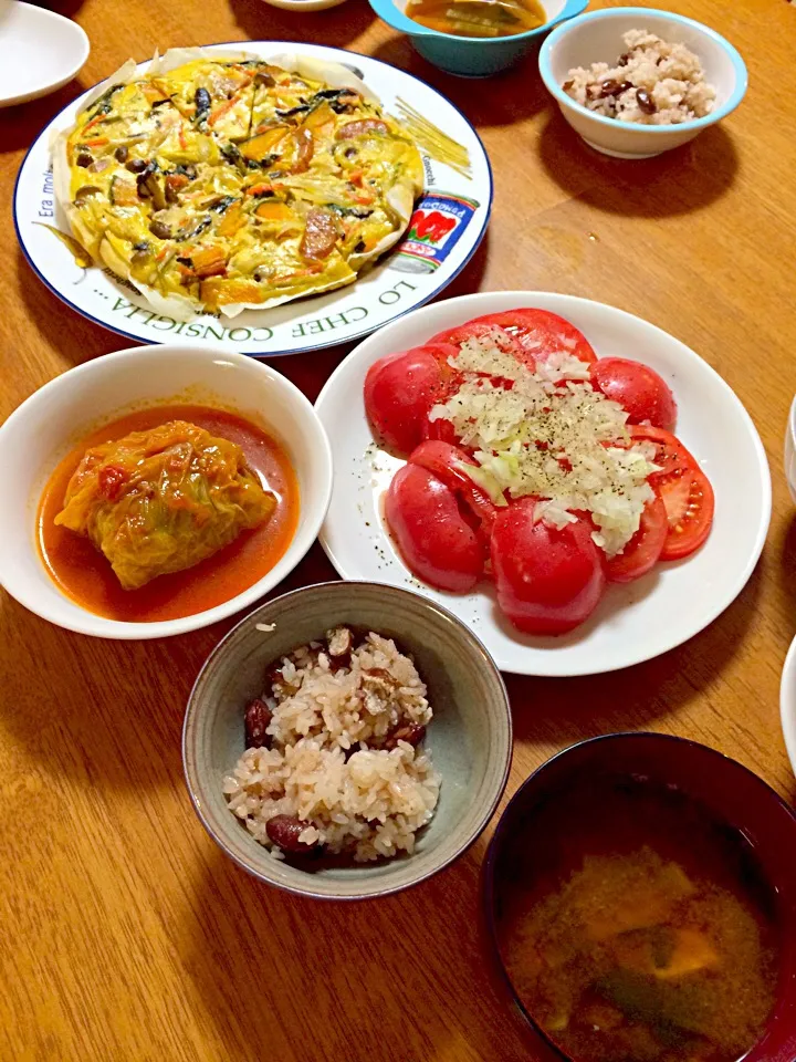 お赤飯 ロールキャベツ トマトサラダ キッシュ|ひろみ☺︎さん