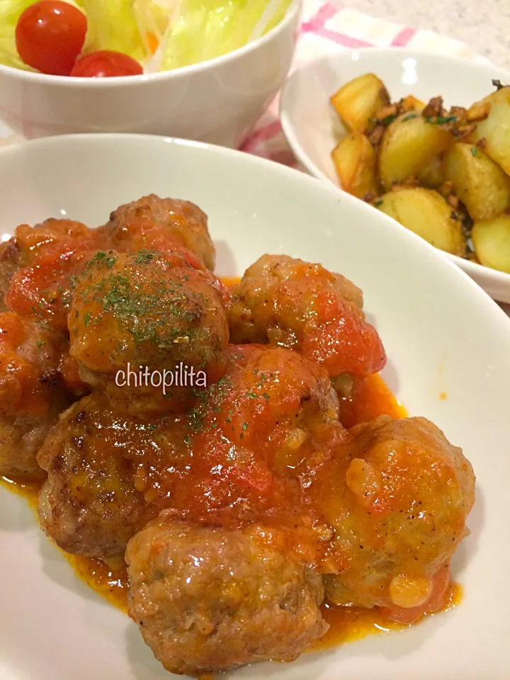 Dinner table - meatballs with tomato sauce, garlic fried potato|chitopilitaさん