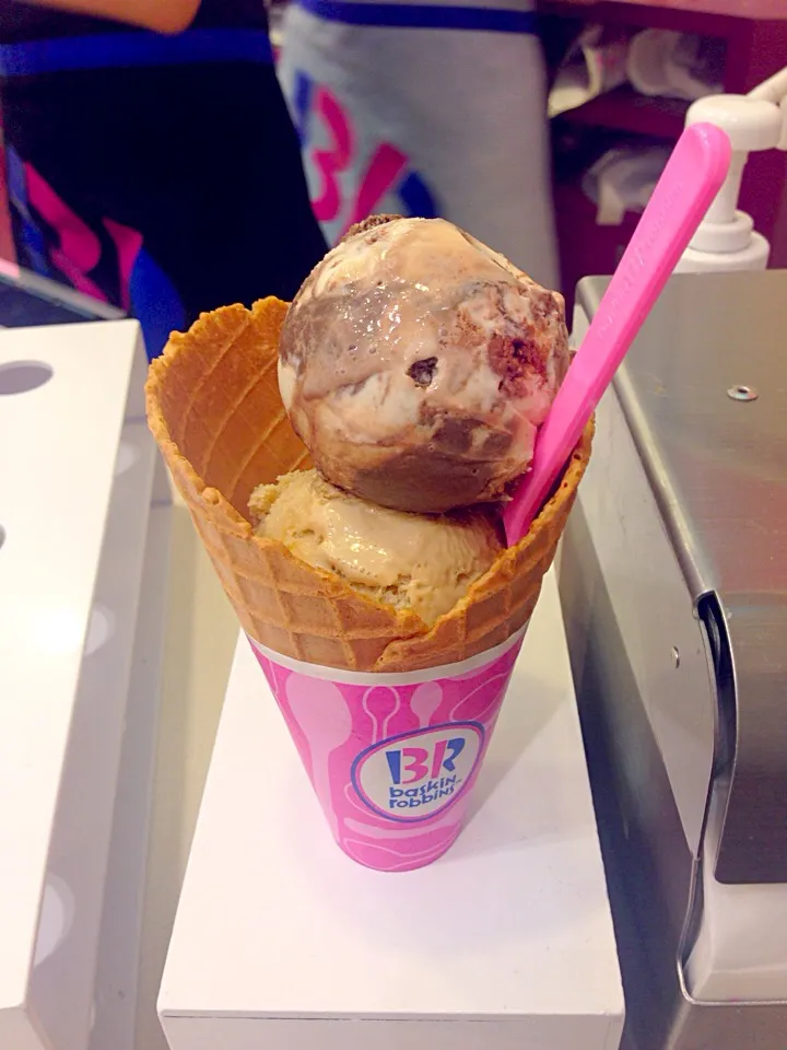 Snapdishの料理写真:Double Baskin Robbins with earl grey cappuccino and double chocolate cheesecake|Kumigarさん