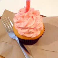 Cream & Flutter Strawberry Lemonade Cupcake ♡|rinariさん