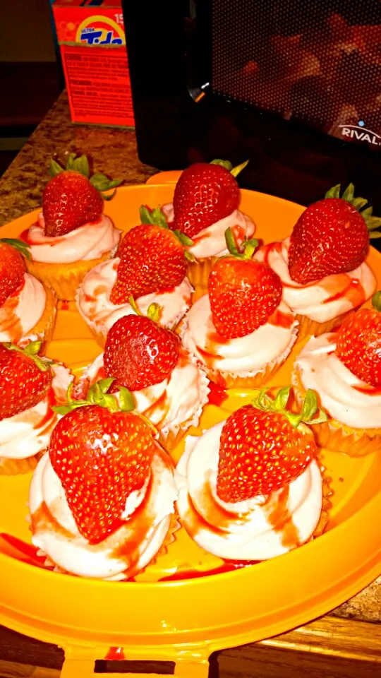 strawberry cupcake|Carrina CimmyChanel Cassadyさん