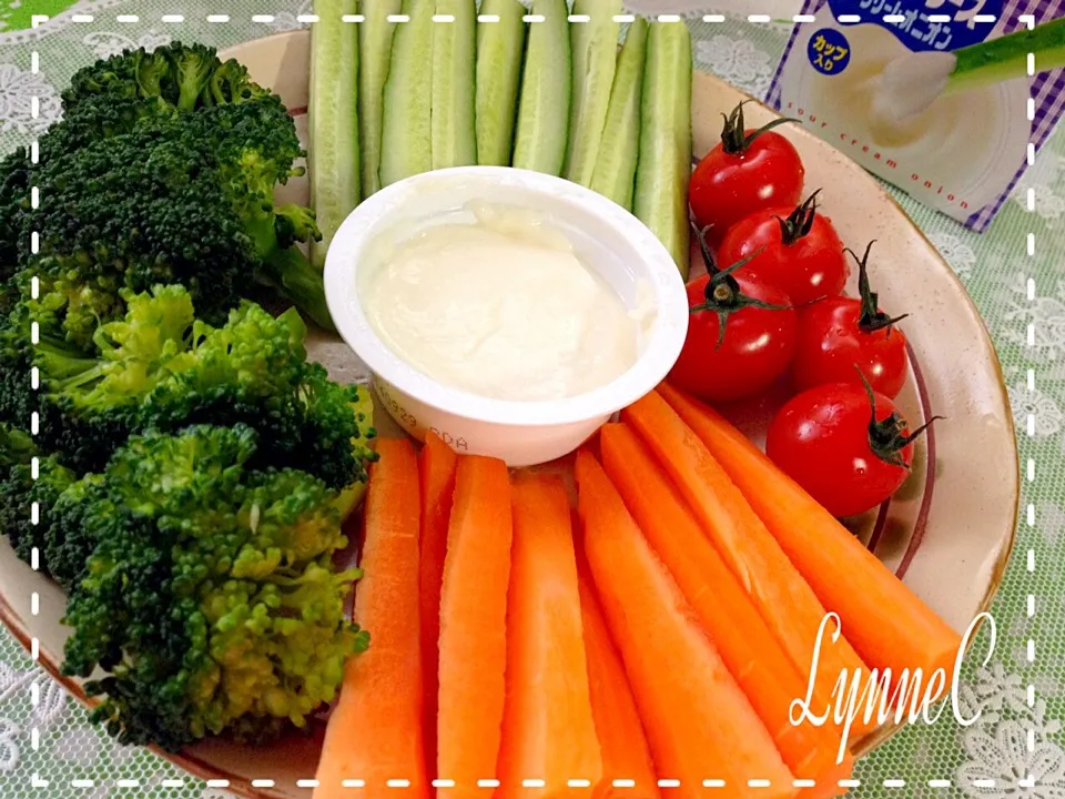 Assorted Veggies Dip in Sour Cream Onions|C_Lynneさん