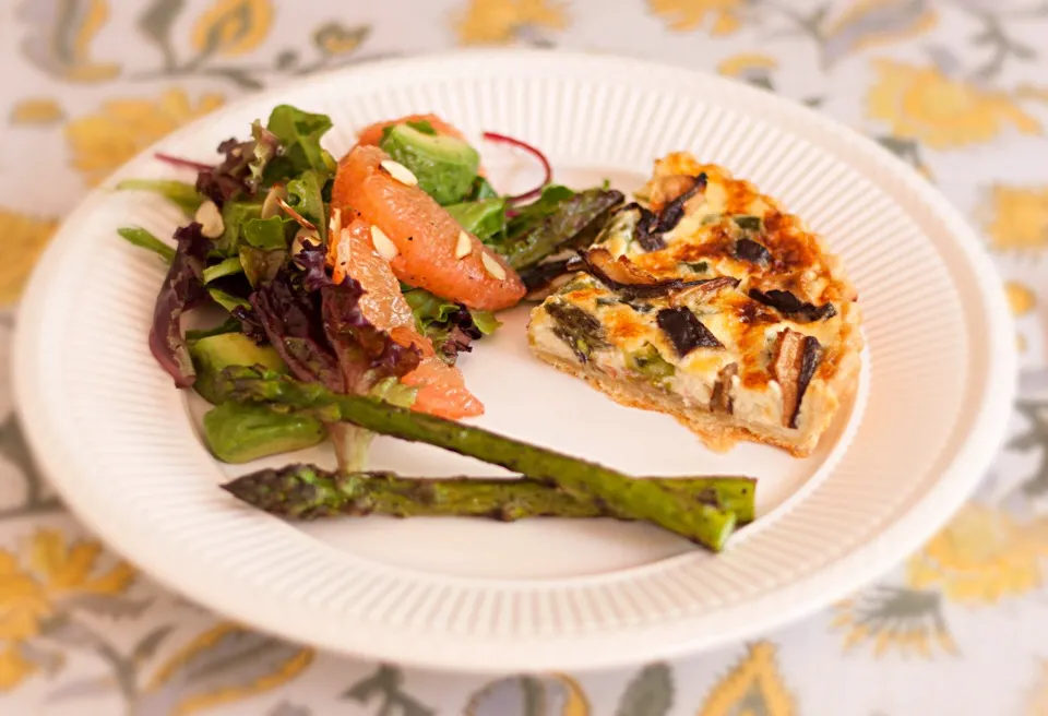 Snapdishの料理写真:Quiche with a grapefruit avocado salad|Sarah Mahoneyさん