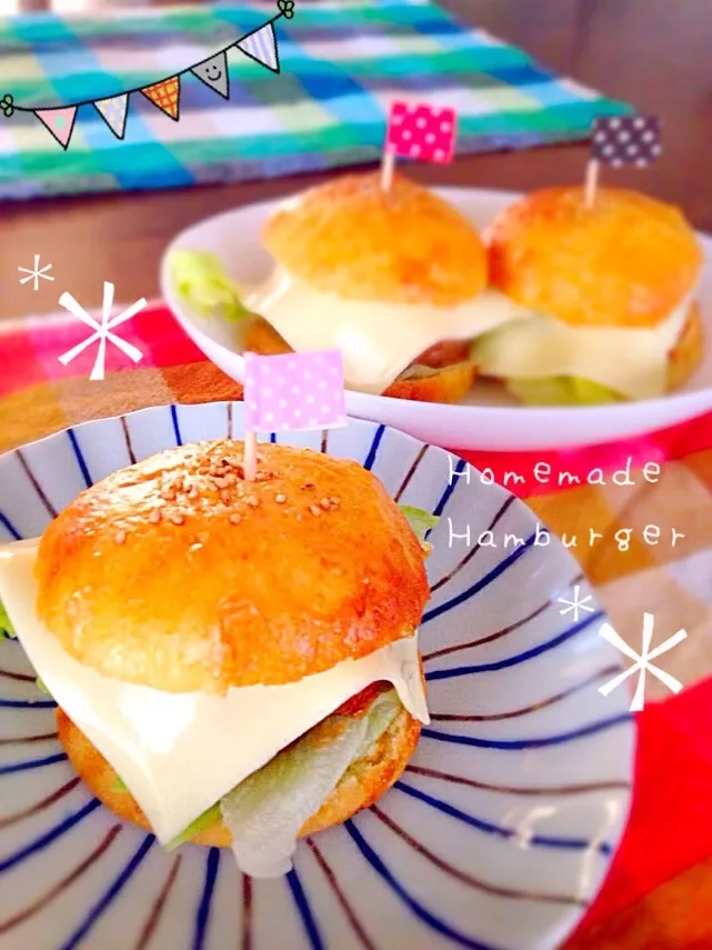 hayu◡̶̈⃝*⑅さんの料理 捏ねなしちぎりパンでハンバーガー∗*ﾟ|hayuさん