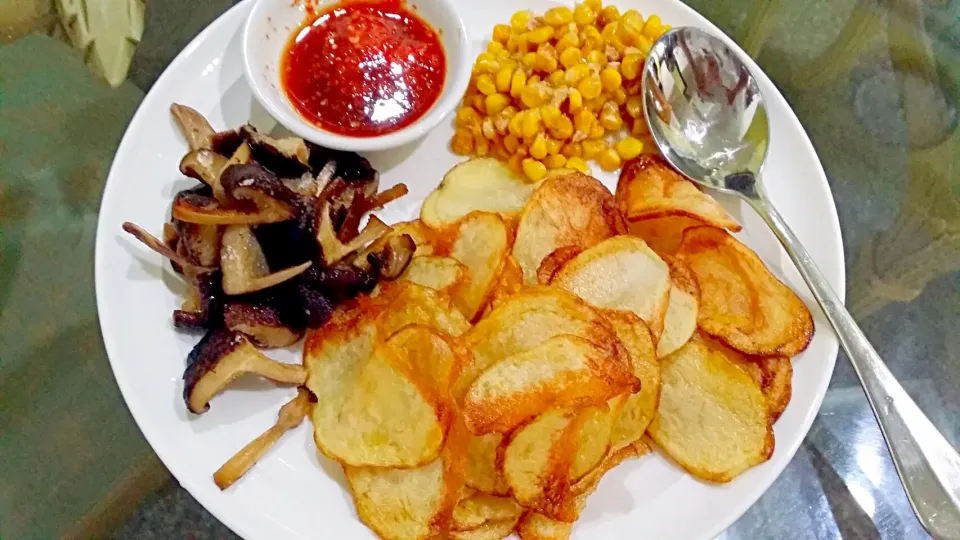 Chips with shitake and fried corn dash with salt and condense milk|Cheryl Zengさん