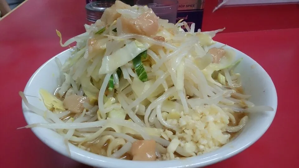 Snapdishの料理写真:二郎環七一之江店の豚2枚入り小ラーメン+ニンニク+アブラ+カラメ|大脇さん