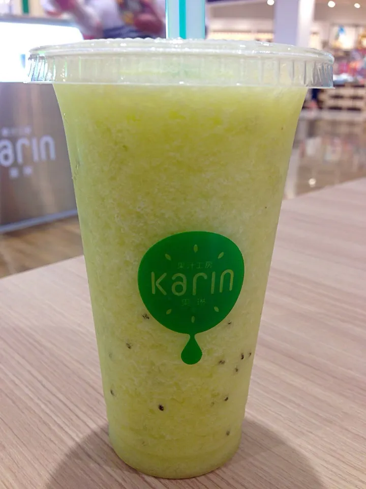 Snapdishの料理写真:Kiwi & pineapple|yeni kartikasariさん