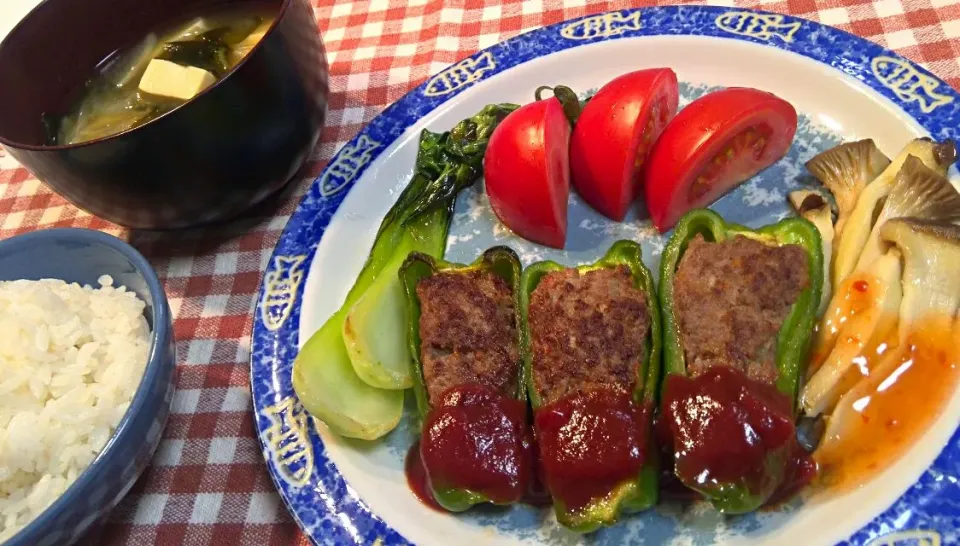 ピーマンの肉詰め。ワカメと絹ごし豆腐と大根と玉ねぎのみそ汁|Manabu Tanakaさん