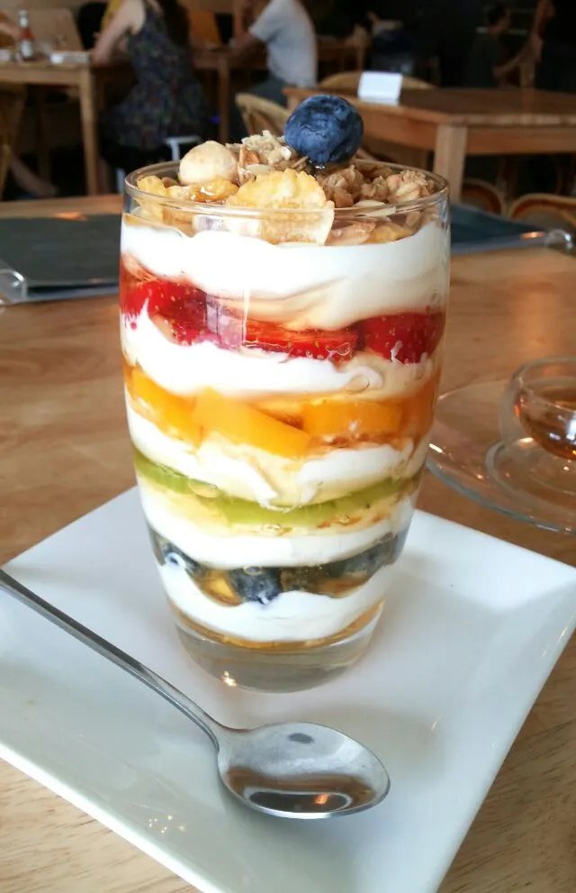 Snapdishの料理写真:Breakfast parfait - layered greek yoghurt upon fruits and honey, topped with crunchy granola|m!ckongさん