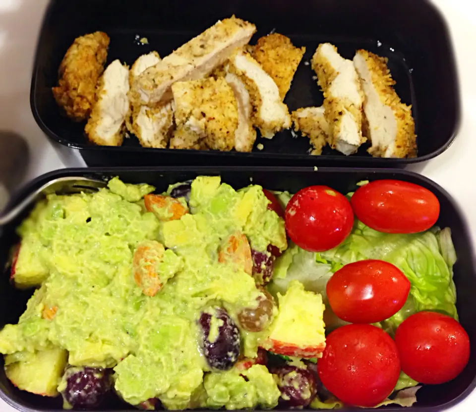 Packed lunch bento - avocado apple grape salad with Parmesan oat crusted chicken|coxiella24さん