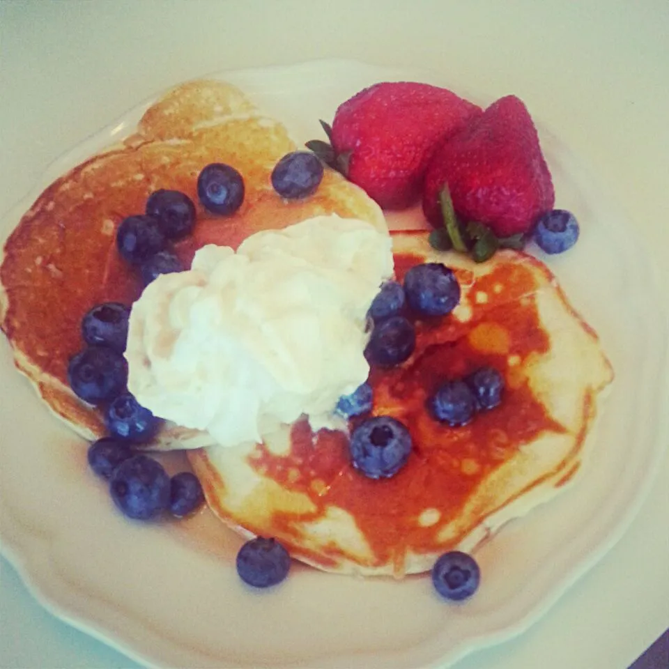 Pancakes with strawberries, blueberries and whipped cream on top!|Deanneさん