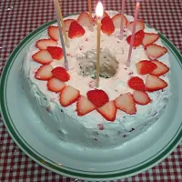 Snapdishの料理写真:娘の誕生日に。いちごのシフォンケーキ|たまりんごさん