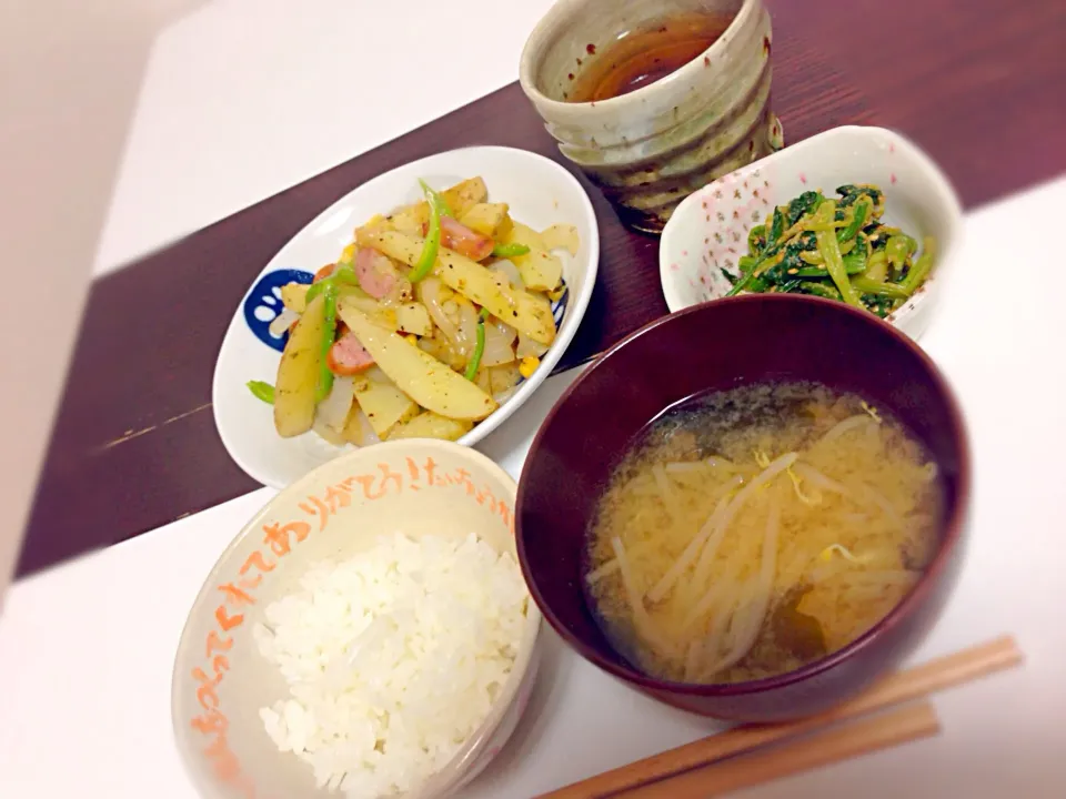 Snapdishの料理写真:ご飯、味噌汁、新玉ねぎと新ジャガのハーブ炒め、ほうれん草のお浸し|ちびいさん