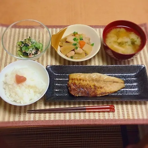 焼き魚、鶏肉と筍の煮物、酢の物、筍の味噌汁|はるさん