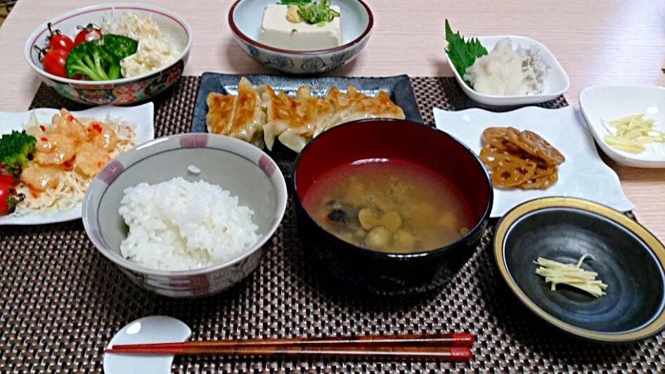 Snapdishの料理写真:餃子とエビチリで中華な夕食♪|aaotaさん