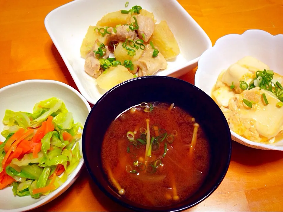 春キャベツと人参の胡麻和え、鶏とじゃがいもの胡麻味噌煮、豆腐の卵とじ、お味噌汁❤️|まりえさん