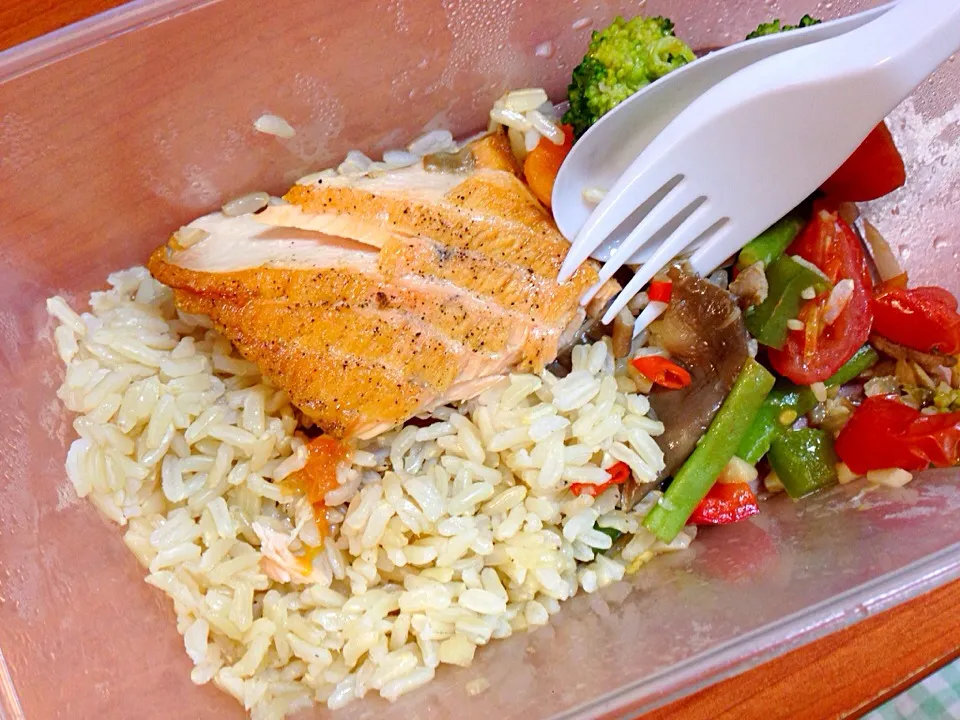 Snapdishの料理写真:Grilled salmon on brown rice with mixed veg|hurul | 후룰さん