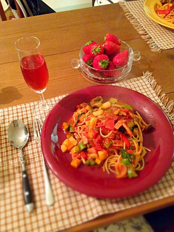 Snapdishの料理写真:野菜たっぷりのトマトソースパスタ、イチゴ、赤ワイン|ぱしこさん