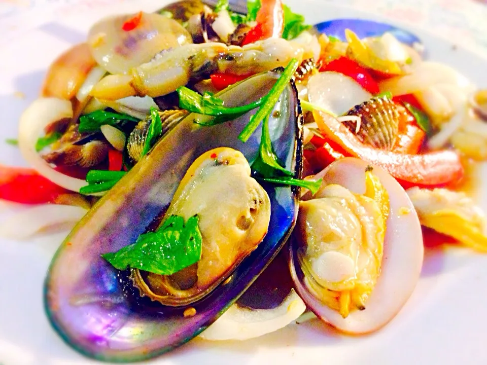 Spicy clam salad ยำสามหอย|Yui Phiphitphakdiさん