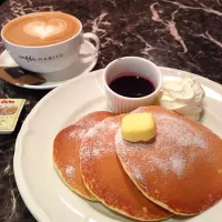 Snapdishの料理写真:カプチーノとホットケーキ|quietleaさん