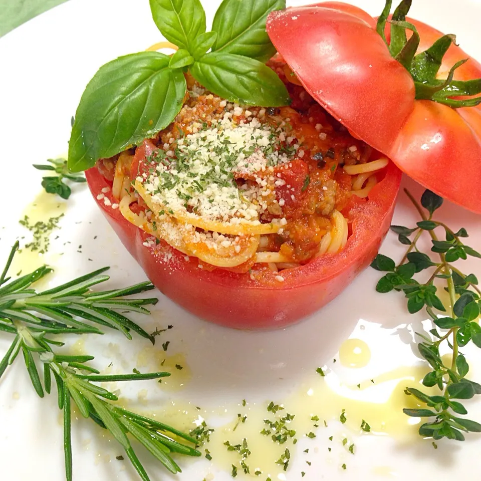 旦那作 トマトの中に特製ミートソースパスタを入れちゃいました🍅|デミさん